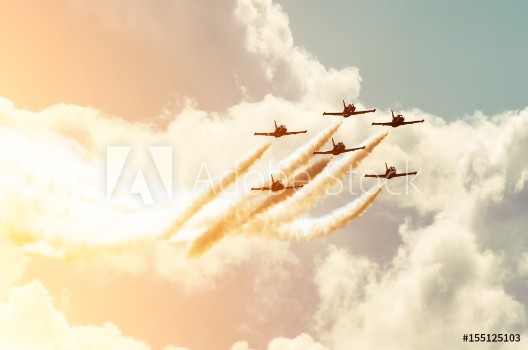 Bild på Aircraft fighter jets smoke the background of sky and sun